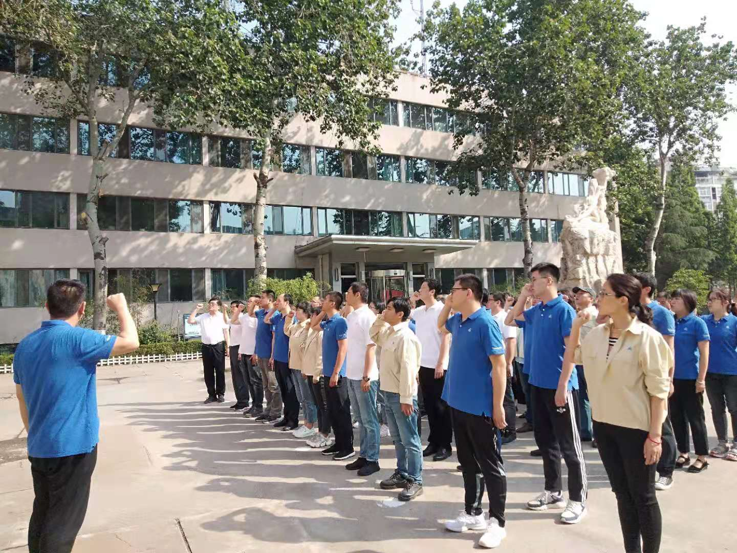 今年会集团组织开展“安全生产月”启动仪式