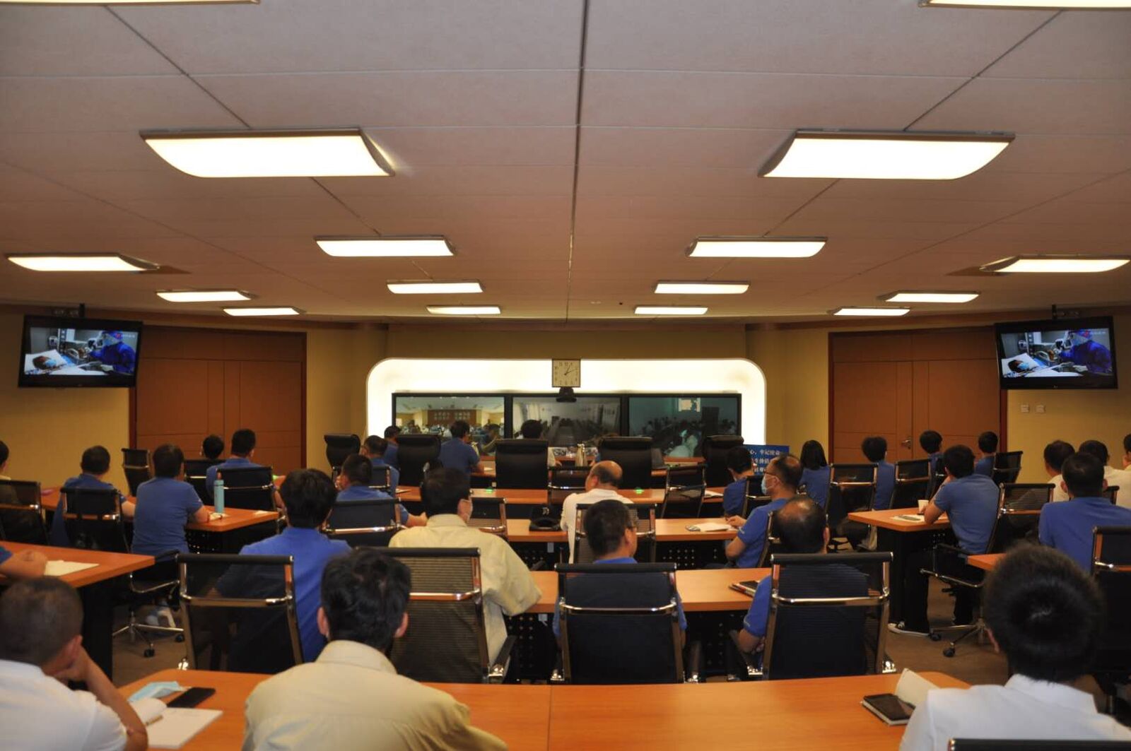 全国人大代表、今年会集团董事长王刚传达全国“两会”精神